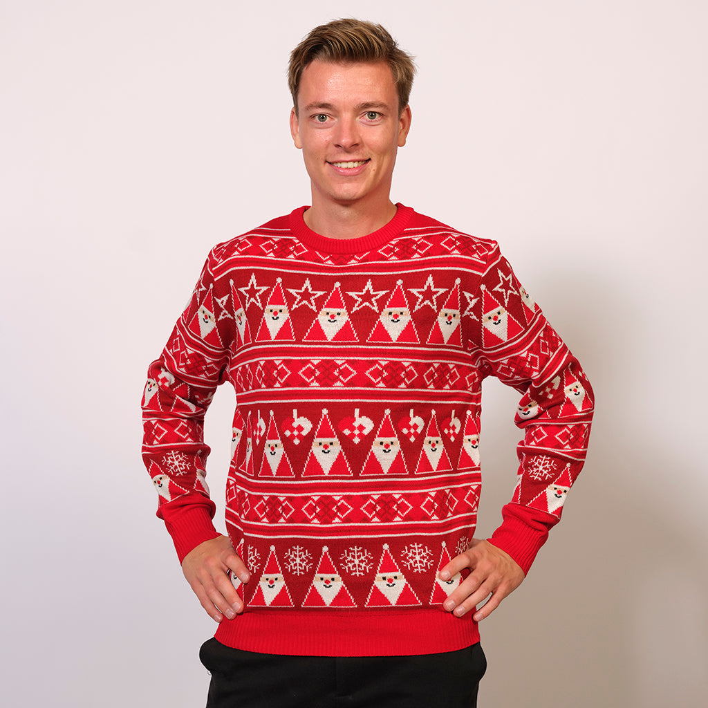 Un homme posant avec un pull de Noël rouge orné de lutins.